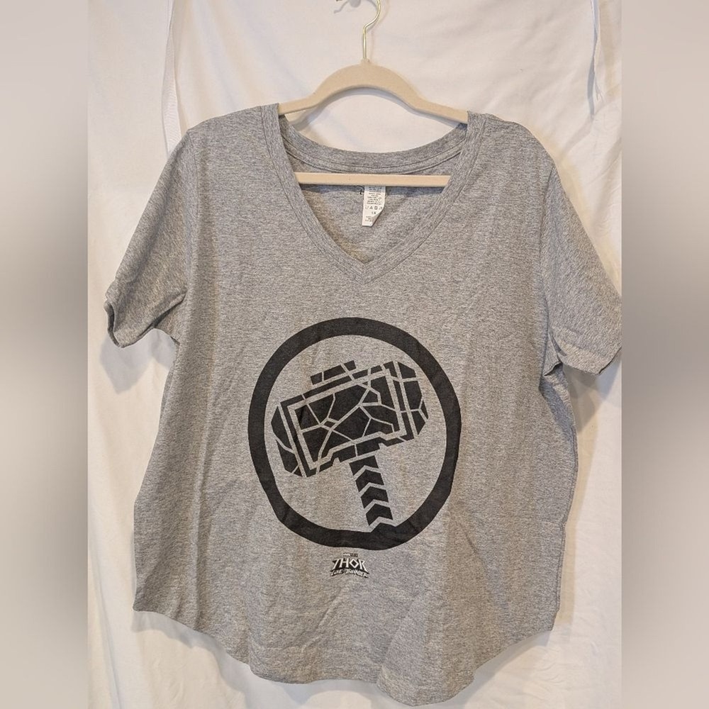 Disney Marvel Thor Love & Thunder Mjolnir Hammer Graphic V-Neck Tee Gray 1X NWOT